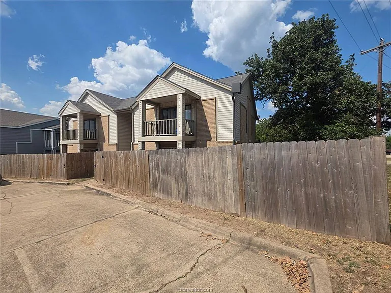 1020 Autumn Cir #C — Photo 9