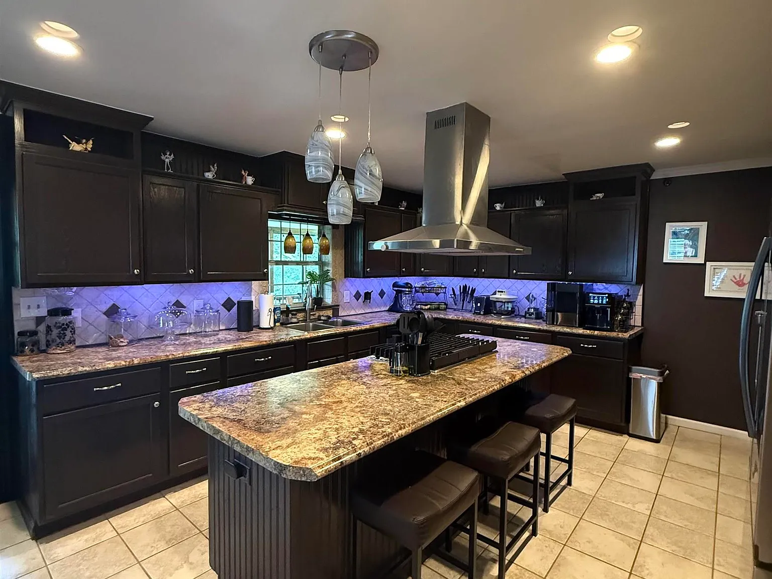 4 bed, 2.5 bath, $2,999 — Photo 3