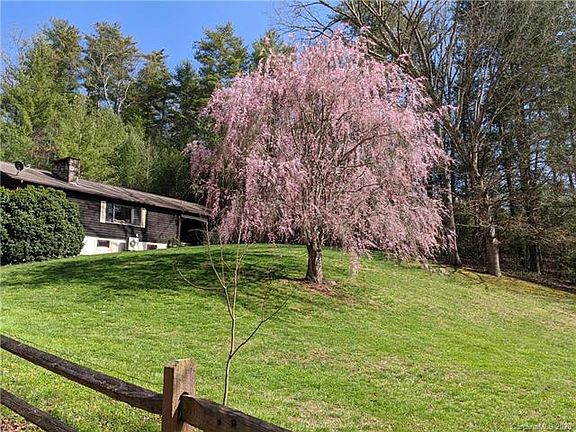 3rd image of 676 Mountain Haven Dr