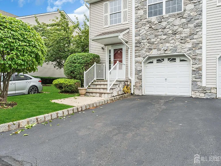 8 Edith Dr — Photo 6