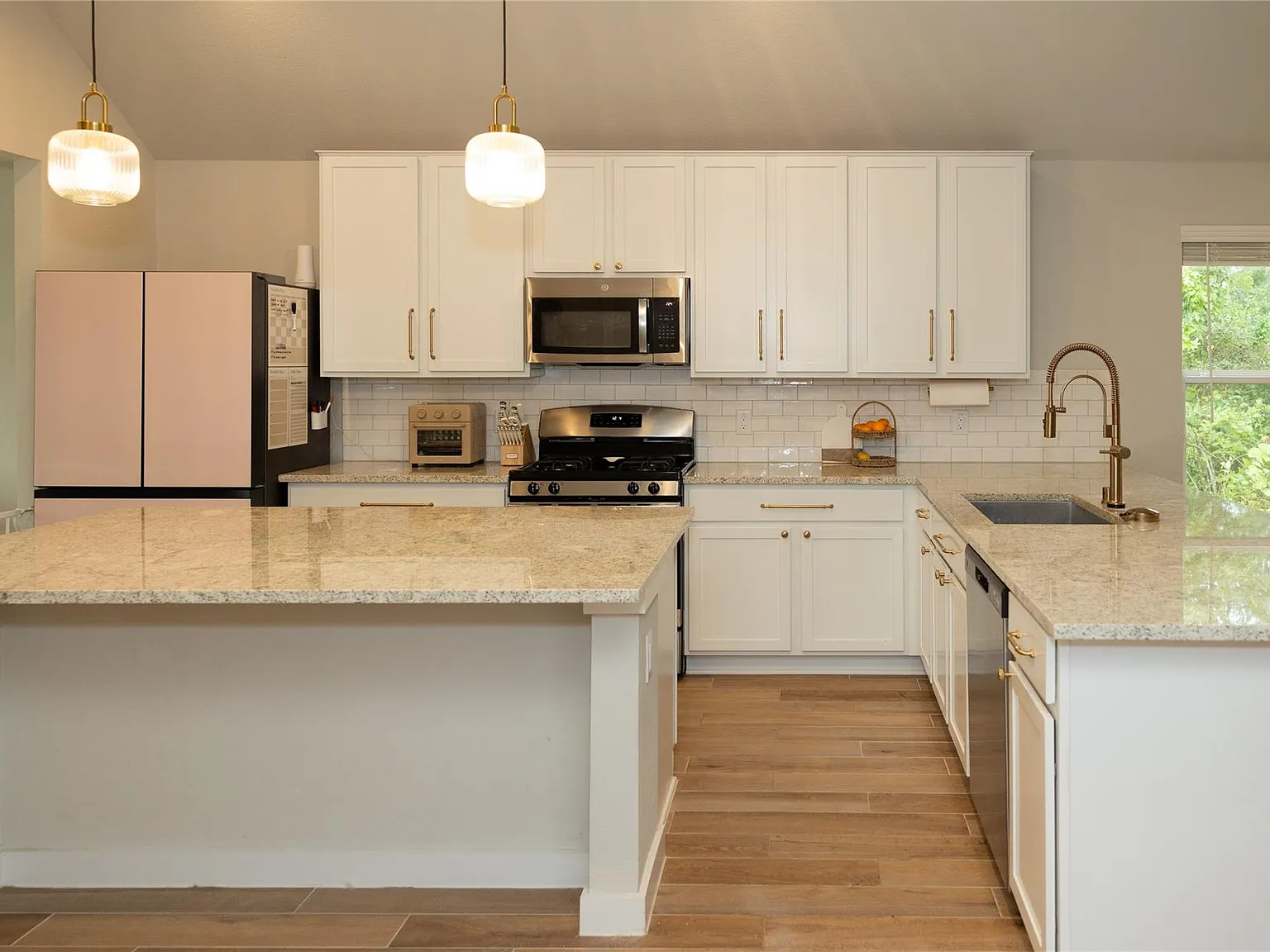 3 bed, 2.0 bath, 2103 sqft, $2,200 — Photo 3