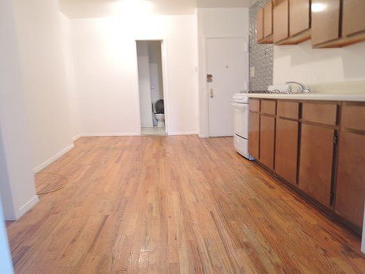 2nd image of 136 Orchard St APT 4