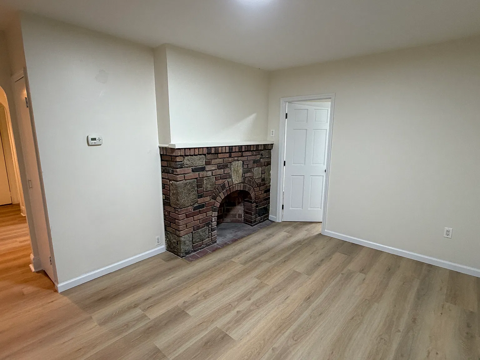 3 bed, 1000 sqft, $3,300 — Photo 2