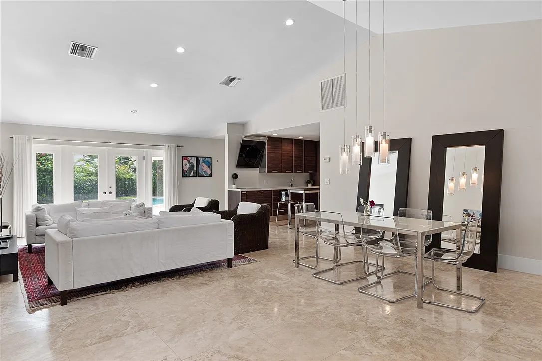 3 bed, 2195 sqft, $7,350 — Photo 2