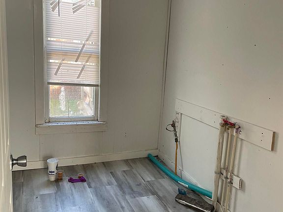 4th image of 116 W Maple St