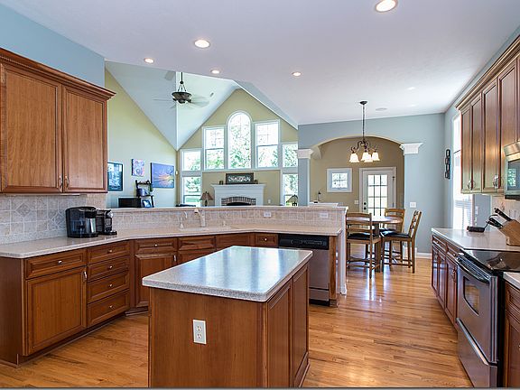 3rd image of 203 Prestwick Dr