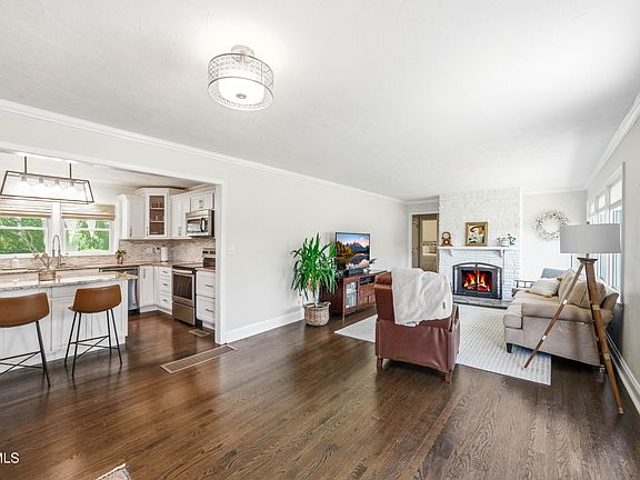 2nd image of 404 Valley Dr