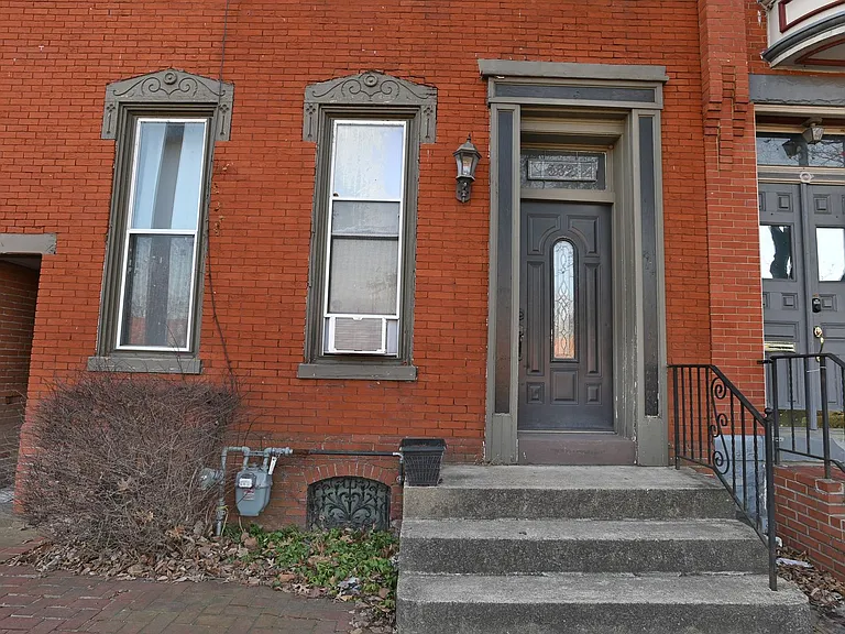 562 Race St — Photo 2