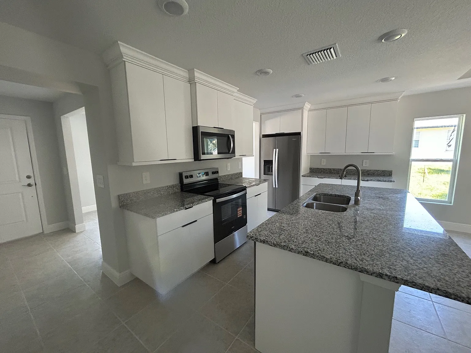 3 bed, 1565 sqft, $2,300 — Photo 3
