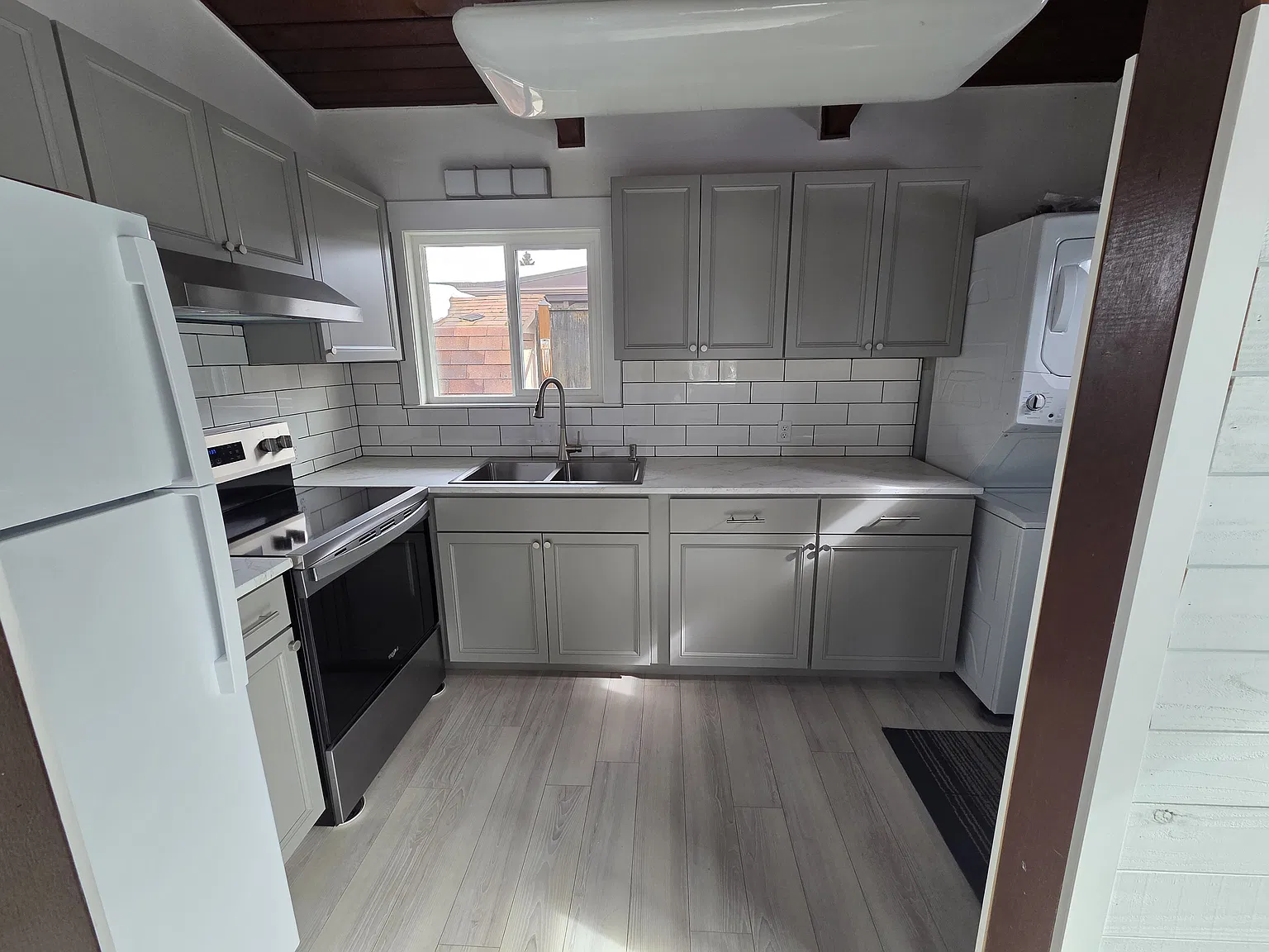 3 bed, 900 sqft, $2,200 — Photo 2