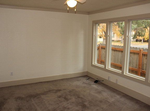 4th image of 156 E 14th St