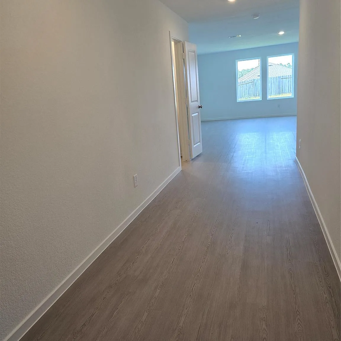 4 bed, 2.5 bath, 1979 sqft, $1,900 — Photo 2