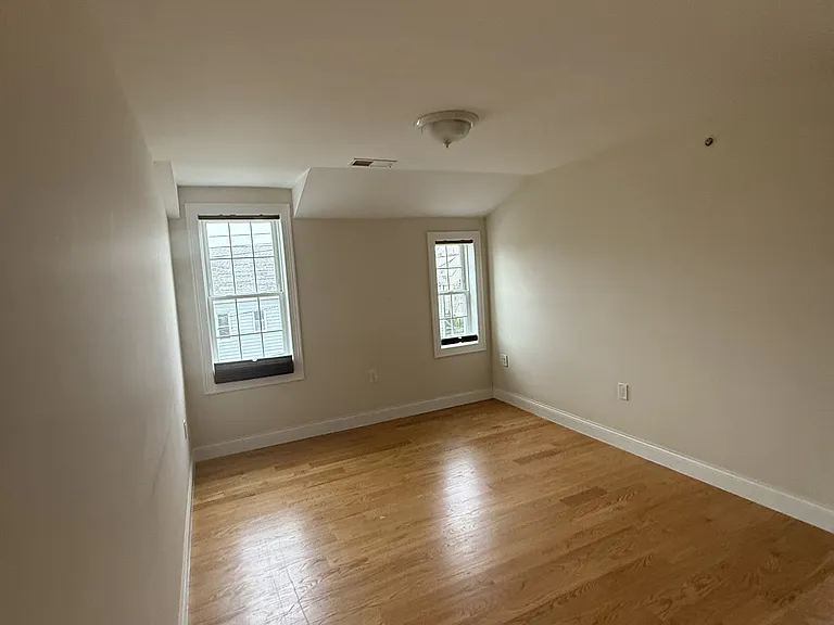 81 Lester St — Photo 2