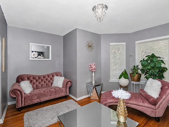 3rd image of 1319 W Foster Ave
