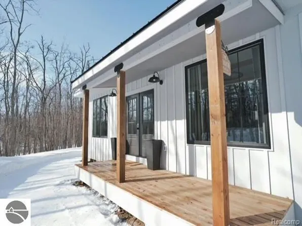 4037 S Pleasantview Rd, Harbor Springs, MI 49740