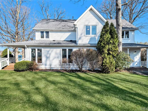 13260 Lakeside Lndg, Fenton, MI 48430