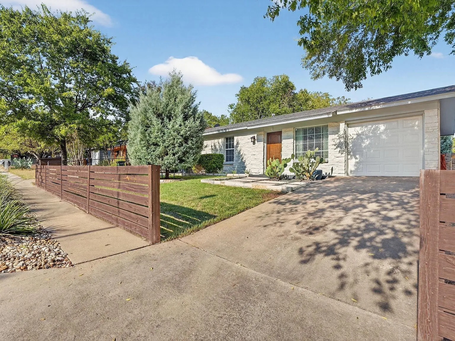 3 bed, 1.0 bath, 864 sqft, $2,550 — Photo 2