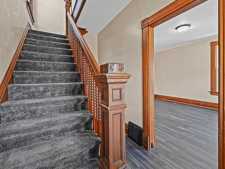2508 Windsor Ave — Photo 6
