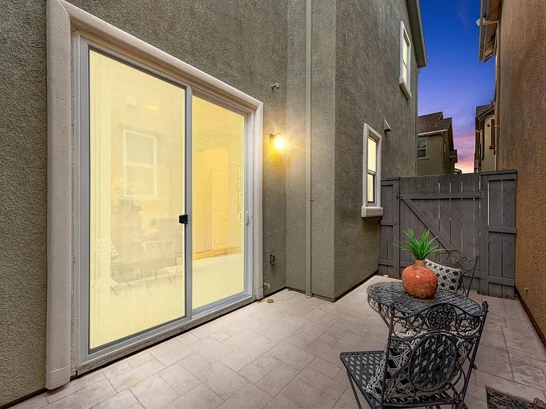 916 Lyon Pl — Photo 34