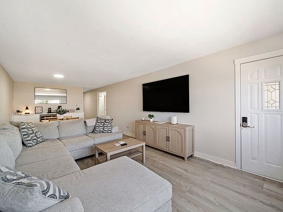 4th image of 120 Collen Dr APT 219