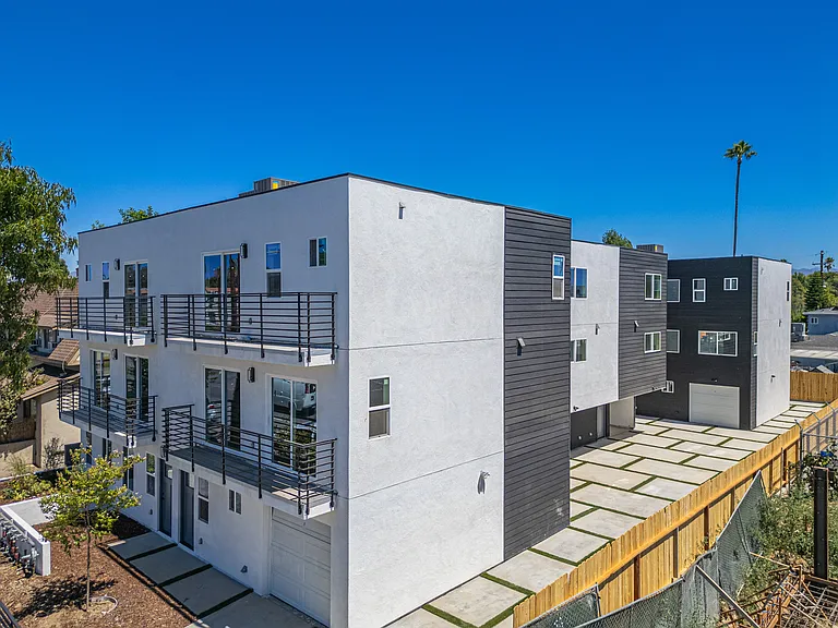 6830 Hazeltine Ave — Photo 3