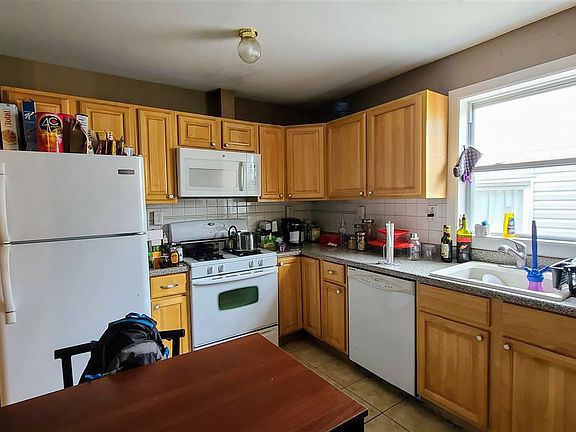 4th image of 242 Whiton St Floor 2