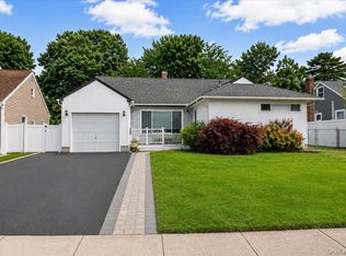 512 Farmranch Rd E, Bethpage, NY 11714