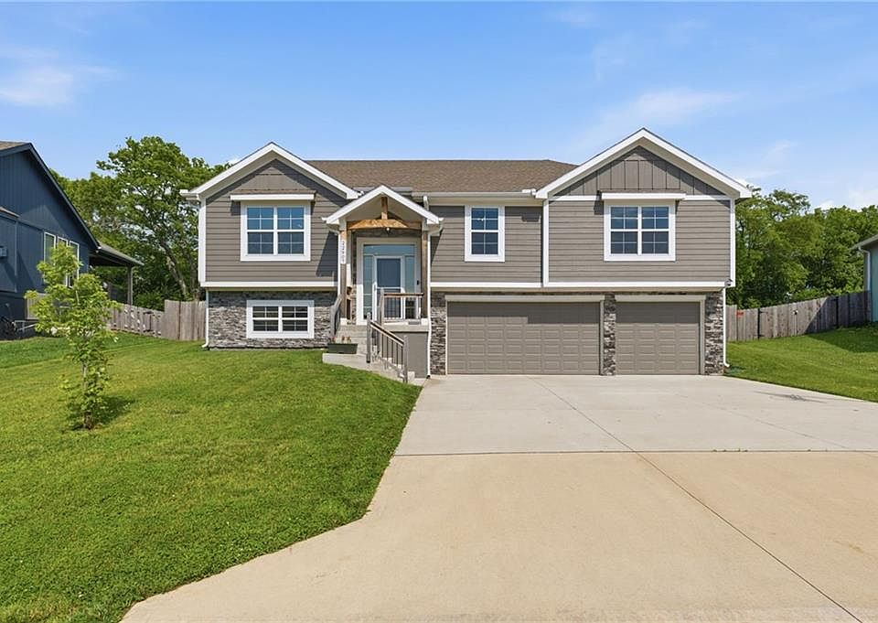 1st image of 22907 S Ridgeview Dr