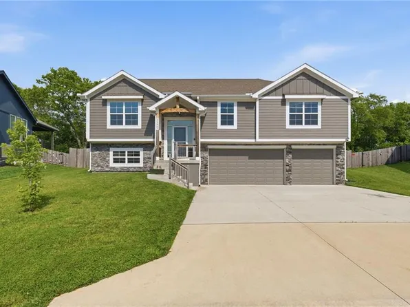 22907 S Ridgeview Dr, Peculiar, MO 64078