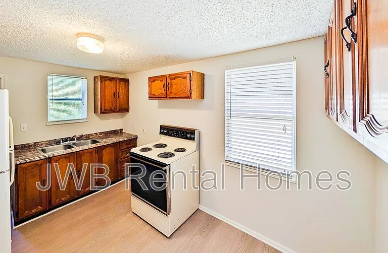 1610 Minerva Ave — Photo 2