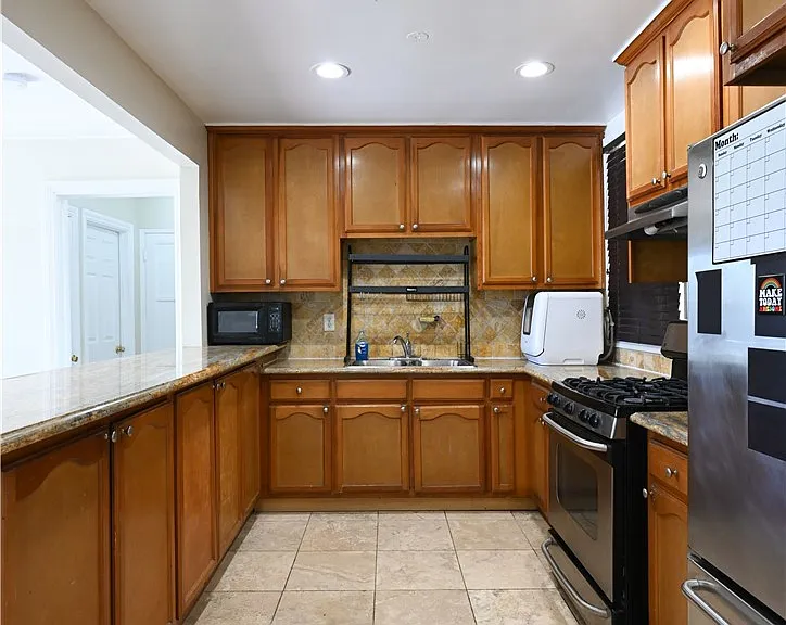 6437 Enfield Ave — Photo 11