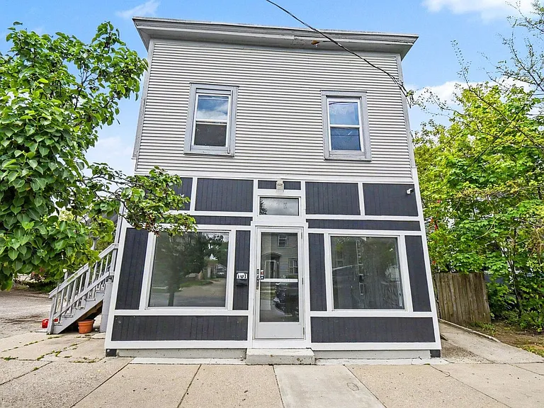 613 Fuller Ave SE — Photo 1