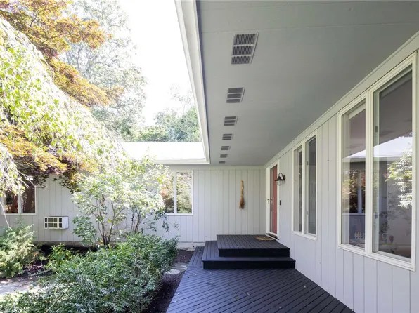 925 Bennetts Pond Lane, Mattituck, NY 11952