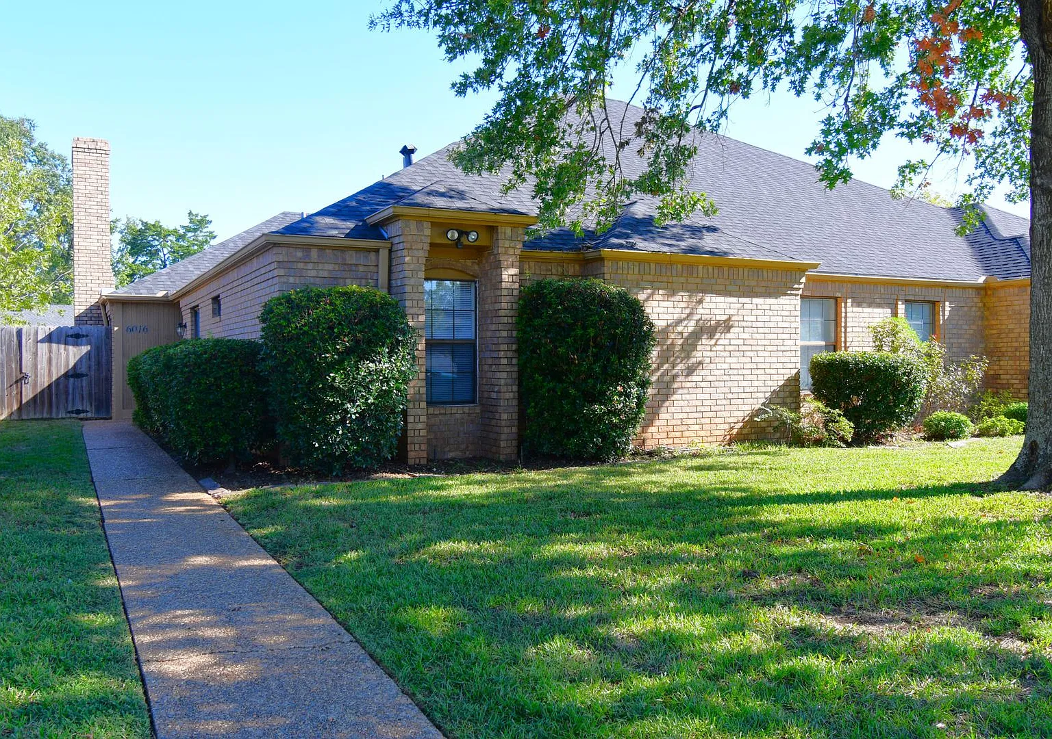 Newly Painted Lovely 3 Bedroom, 2 Bath Duplex-Lawn Care Provided! — Photo 1