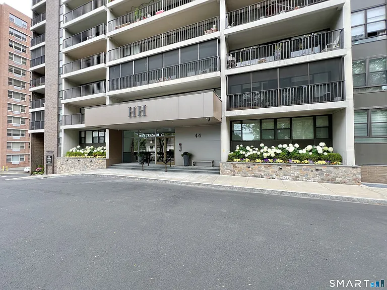 44 Strawberry Hill Ave #7B — Photo 3
