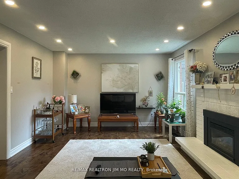 60 Silverbirch Pl — Photo 8