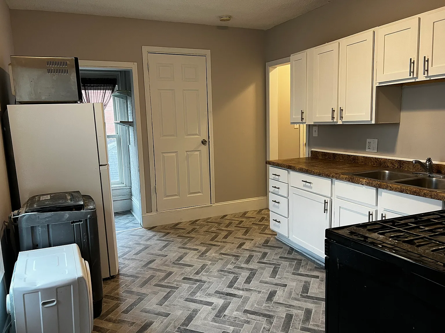 4 bed, 1100 sqft, $1,400 — Photo 2