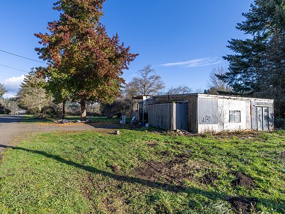 3rd image of 386 SW Siletz River Dr