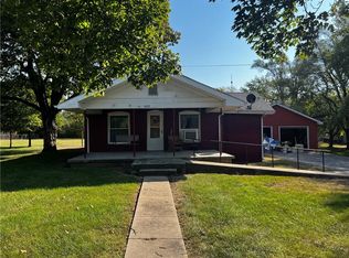1402 S Walnut St, Garnett, KS 66032