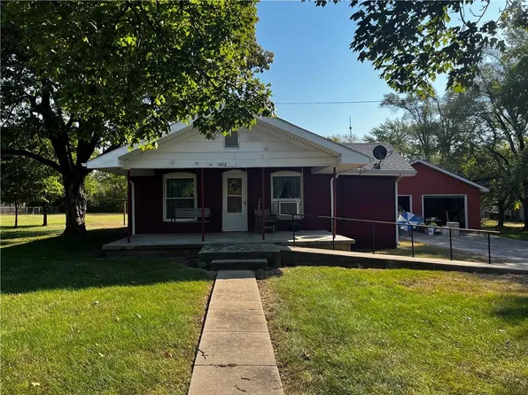 1402 S Walnut St, Garnett, KS 66032