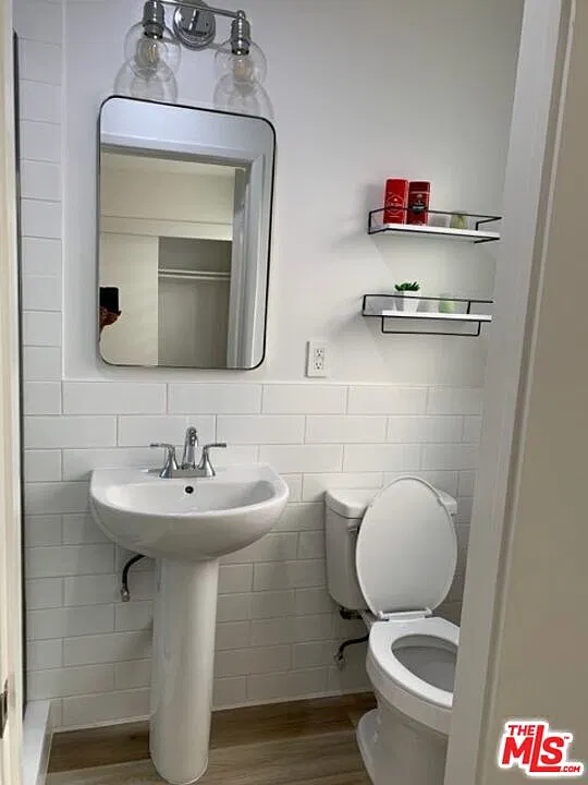 3 bed, 3.0 bath, 7952 sqft, $4,700 — Photo 4
