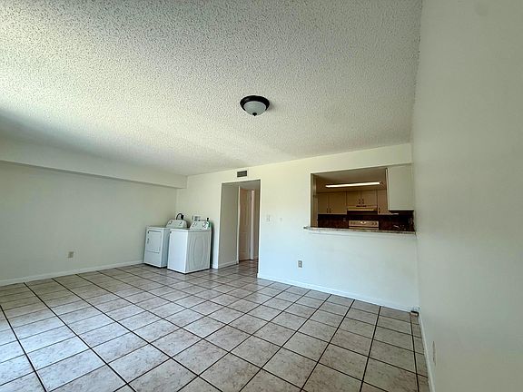 4th image of 323 Gulfstream Rd