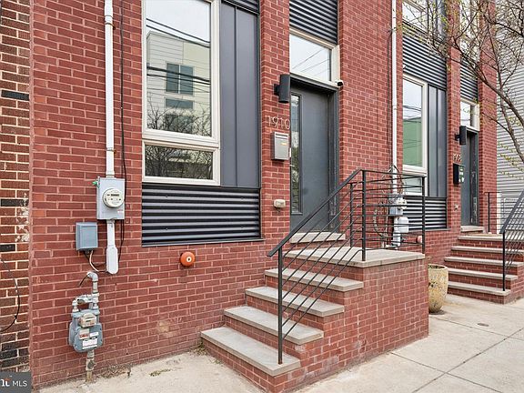 3rd image of 1910 E Cumberland St