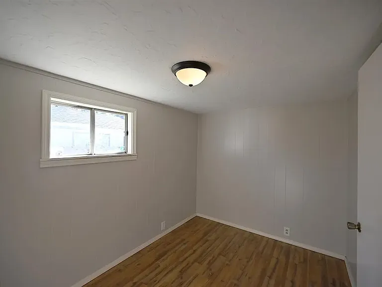 1401 S Lowry St — Photo 16