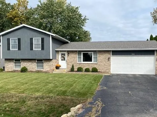 1894 Loganberry Ln, Crown Point, IN 46307