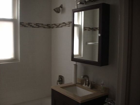 3rd image of 3324 N Leavitt St #2