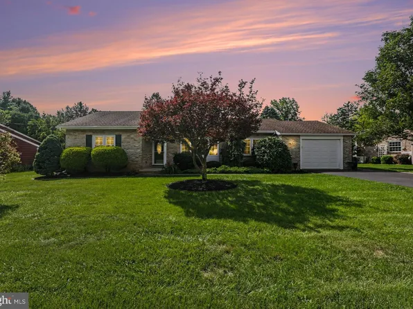 224 Avon Dr, Carlisle, PA 17013