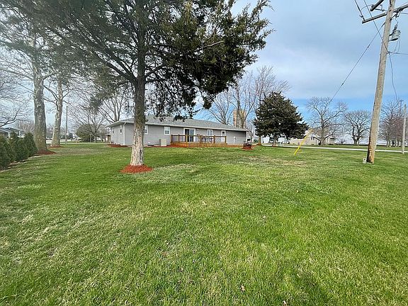 3rd image of 407 E Goldenrod Dr