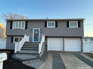 3610 Nimrod St, Seaford, NY 11783