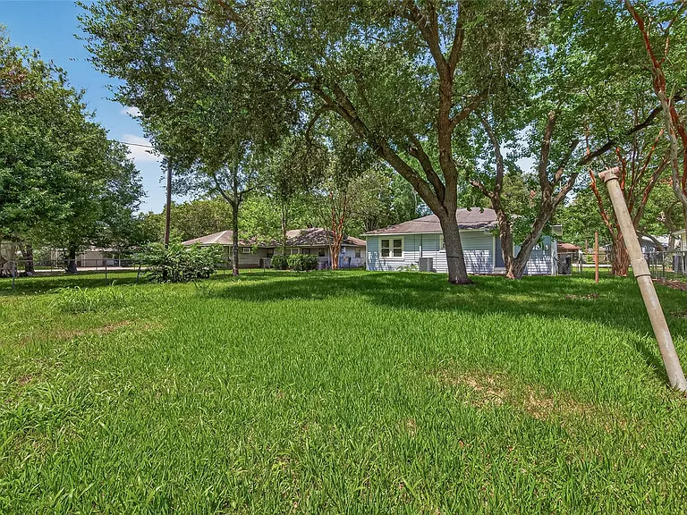 1213 Allen St — Photo 32